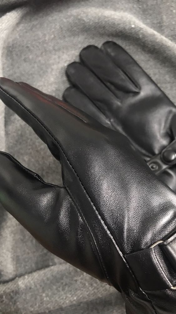 Găng tay da rất ấm áp. Lần đầu tiên mua hàng trên tiki thấy sản phẩm rất chất lượng nên viết nhận xét để mọi người tham khảo. Da rất mềm, bên trong có lớp lông ấm áp. Trời hà nội năm nay lạnh khô đeo quá là ấm luôn. Nhưng kẻ cả mưa thì cũng chỉ cần lau qua đi là ok rồi. Không lo ươt như găng tay vải. Cảm ứng điện thoại thì cứ gọi là trơn nuột. Sản phẩm tốt. Xứng đáng 5 sao.