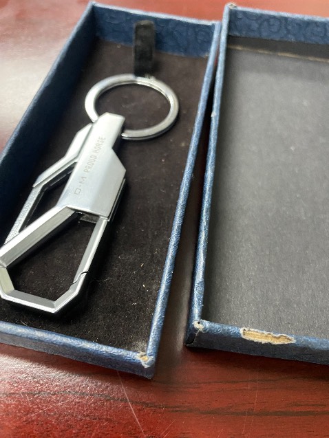 Hộp đựng cũ mèm. Chữ trên móc khóa cũng không rõ ràng. Nhìn tổng quan không xứng đáng với giá tiền.