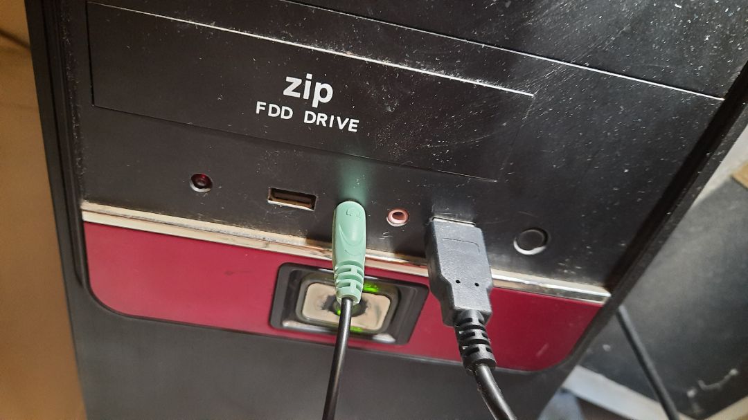 Nhận được hàng bị hỏng 1 bên nên gửi đổi hàng. Hôm nay nhận được cái khác thì vẫn bị nghe 1 bên. Đã thử trên điện thoại, Desktop, Laptop, sound card Ugreen, XOX K10 nên chắc chắn tai nghe có vấn đề ( 3 cái tai khác ở nhà không bị). Loay hoay mãi mới phát hiện giắc cắm có vấn đề, lấy tay đè cong xuống thì nghe 2 bên, buông ra thì nghe 1 bên, cắm thử lại tất cả các thiết bị đều như vậy, chẳng nhẽ vừa đè vừa nghe. Giờ nói tai hỏng thì không đúng ( nên chắc khó đổi trả), mà xài thì không được. Đặt mua từ 22/7, đổi trả 1 lần đến hôm nay 6/11 nhận lại mà vẫn không dùng được.  Rất tin tưởng thương hiệu Microlab vì dùng 2 giàn loa rất hài lòng, không ngờ chất lượng hoàn thiện tai nghe tệ quá, giờ chẳng biết làm gì với nó.