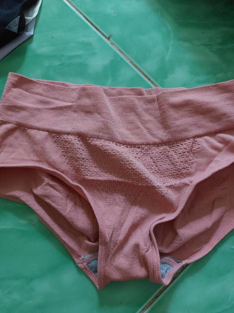 Quần mặc ôm form. Chất vải co dãn tốt. Đóng gói trong túi zip rất dễ thương. Có điều có lẽ do đóng gói nên quần trông hơi nhàu. 
K liên quan lắm: nhưng có lẽ shop biết mình thích màu hồng nên gửi nhiều màu hồng.😄😄