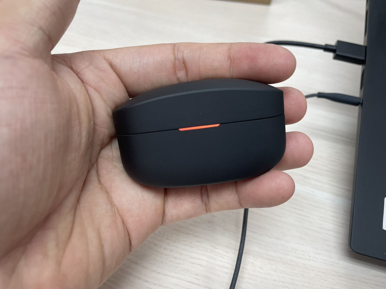 Mình dùng ip12, airpord 2 hư nên định mua aipord 3/pro hoặc con nào đó, tham khảo mấy đồng nghiệp thấy cùng thời điểm nhưng dùng sony XM3 vẫn còn ngon, trong khi ap2 vs ap pro của đồng nghiệp khác đều hư tai nghe trái.

XM4 kết nối thông minh, có auto check pin mỗi khi kết nối, kết nối tốt với ip. Chất âm xịn, mình nghe đủ loại nhạc, thường là pop thấy ok hơn ap2. Khả năng chống ồn tốt.