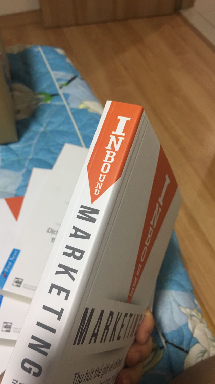 Tiki giao hành nhanh. Có điều rất khó chịu vì gáy sách bị đóng lệch như này. Đặc biệt mình còn mắc chứng OCD nữa. Mua cả bộ mà tự nhiên có một cuốn lòi ra như vậy.
Về nội dung thì mình đanh theo dõi hubspot rồi, muốn mua sách về để tiện dùng hơn. Có nhiều kiến thức hay