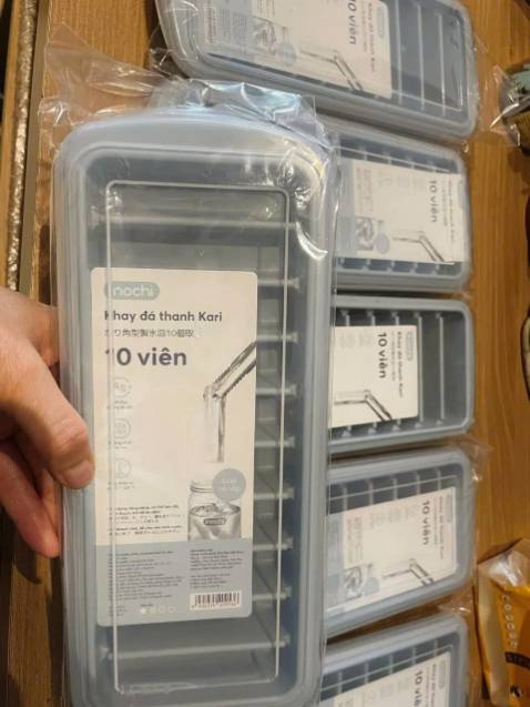 Mình mua 3 hộp mà thêm vào giỏ hàng không để ý lúc giao 6 hộp luôn . Hàng oke cứng cáp , chất liệu an toàn . Rất hài lòng nên thôi giữ lại tặng người quen vậy. Mấy bạn mua nên mua loại có hộp và nắp như mình cho tiện nha , tại vì mình từng sử dụng loại khay đá không có nắp đậy để chung với thức ăn trong tủ lạnh rất mất vệ sinh