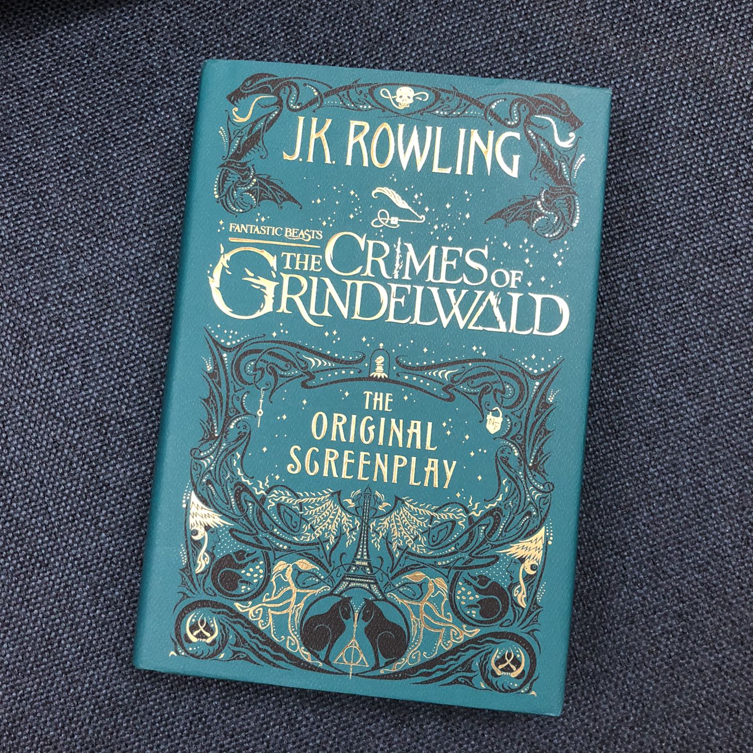 Sách về đến tay còn mới, không bị cũ như sách ngoại văn sót kho. Sách bìa cứng cầm đầm tay, jacket đẹp miễn chê và giấy màu vàng cũng dịu mắt cực kỳ. Nói chung là ưng.