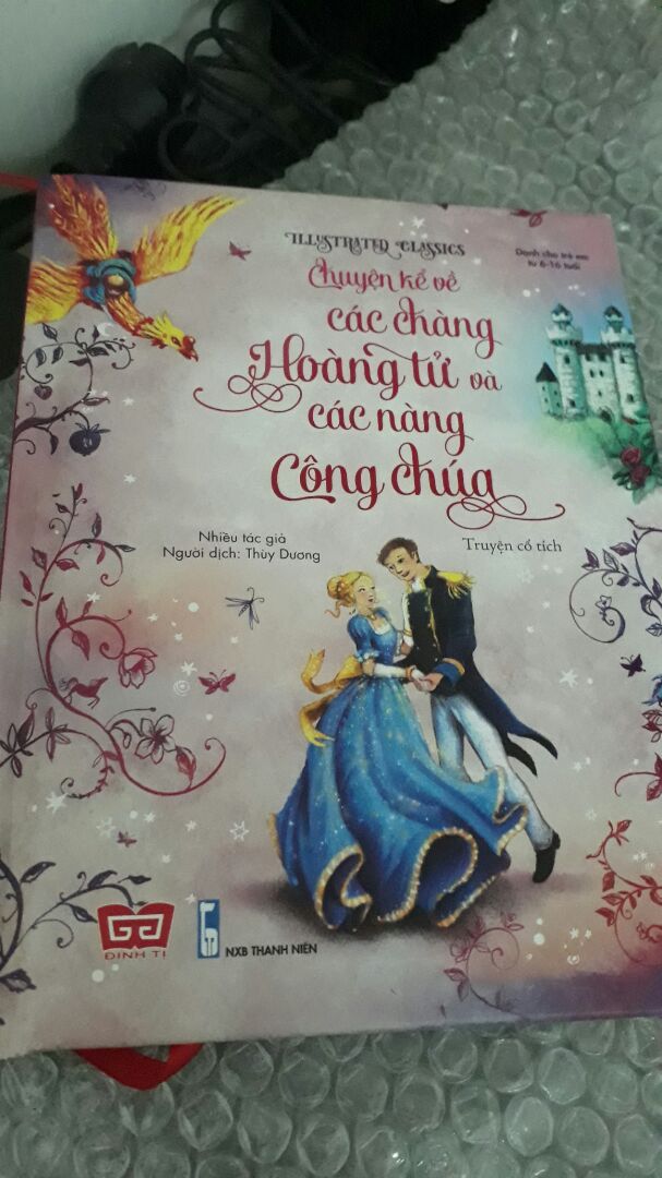 Có nhiều câu chuyện trong một quyển sách, bên cạnh những câu chuyện cổ tích đã biết như Hoàng tử ếch, Công chúa và hat đậu thì còn nhiều câu chuyện mới cho bé khám phá