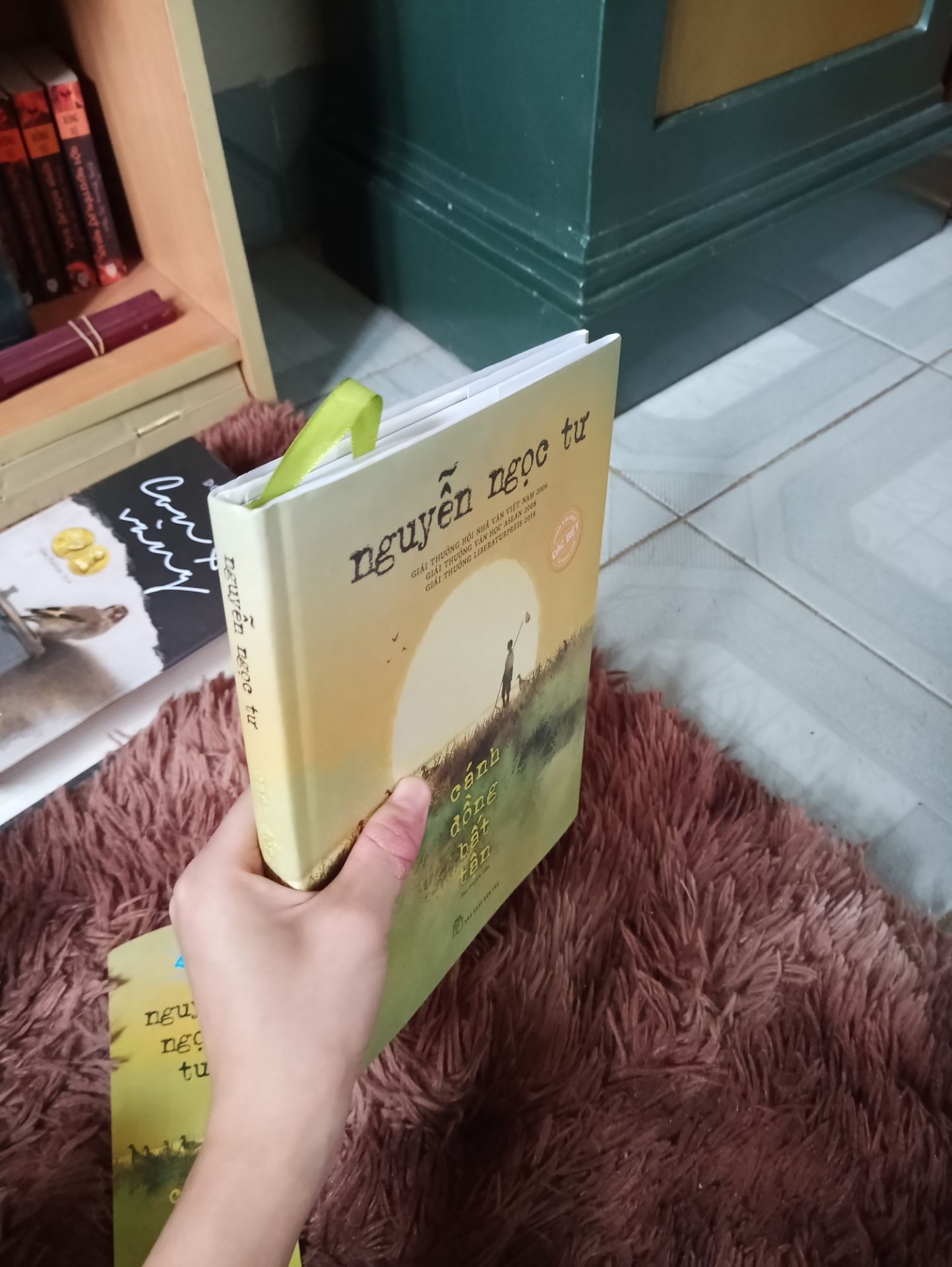 giao hàng nhanh, bao bọc rất cẩn thận( mong Tiki phát huy điểm này), sách rất đẹp, giấy chất lượng tốt, dày, gáy không bị gãy, nát, tranh minh hoạ kì công, phối màu rất hút mắt, đơn giản mà mộc mạc, phù hợp với không khí truyện.