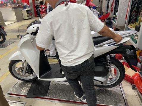 Head làm thủ tục nhanh gọn, hẹn ngày nhận xe ngay. Chỉ có thủ tục biển số thì bên khác phụ trách nên hơi mất thời gian đợi