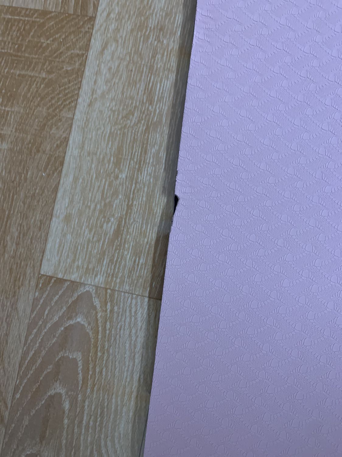 Sản phẩm thì ổn nhưng mà gói hàng ẩu quá. Shop dán trực tiếp băng dính vào mép thảm lúc bóc ra mất 1 miếng luôn