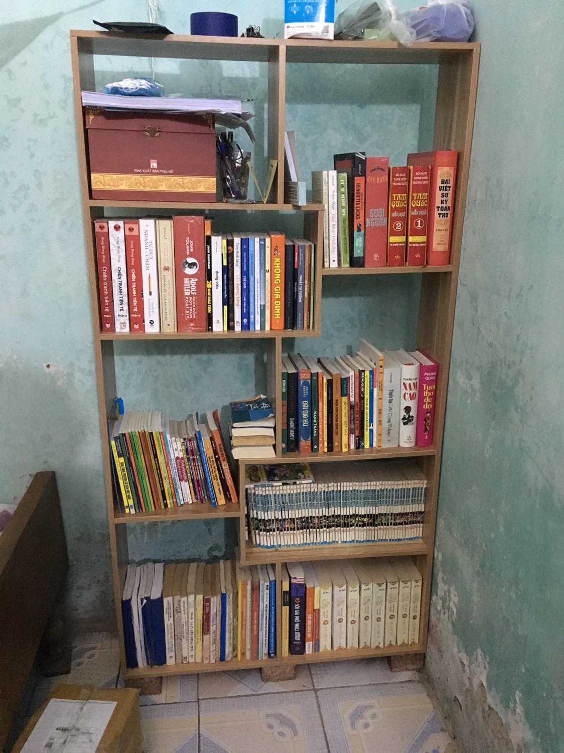 Fahasa gói đồ cực kỳ cẩn thận, mở hộp ra có lớp xốp đệm, ko lo bị cong méo. Mỗi tội giao hàng hơi lâu xíu, làm mình đợi mỏi mòn. Đánh giá 5 sao