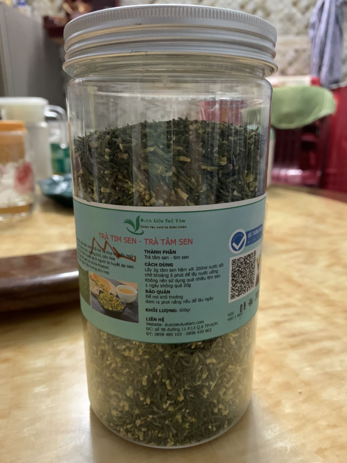 Xin chào Tiki. Mình đã mua sản phẩm được 2 lần và mình nhận thấy khối lượng giữa hai lần (đều là hộp 500g) có sự khác biệt. Lần sau hộp vơi đi khá rõ (như hình chụp). Mình đem cân thử thì thấy chưa đến 500g (chắc được khoảng 485-490g thôi ạ). Sản phẩm không có màng bọc nhôm mà khi mở nắp trực tiếp là có thể tiếp xúc với sản phẩm luôn. Mong Tiki xem xét trường hợp này để có chính sách đảm bảo quy cách đóng gói tốt hơn. Xin cảm ơn!