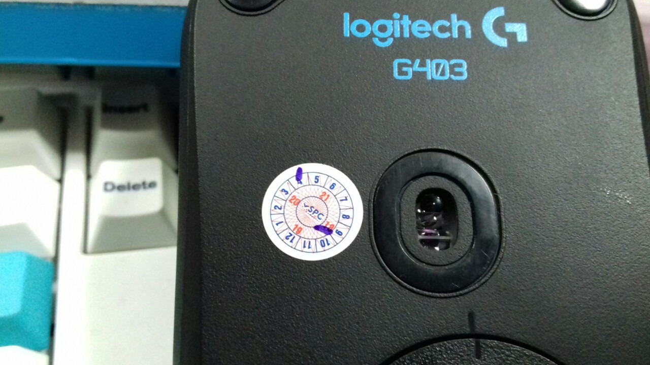 Mình vừa nhận được chuột G403 wireless sáng nay, mình order của Tiki Trading ngày 20/07/2018. 
Ngoại quan chuột còn mới. Hộp có tem của nhà phân phối, seal trên còn nguyên, seal dưới được cắt để dán tem lên chuột. Cắm vào máy tính chuột nhận, và dùng rất tốt.
Có điều là chuột bảo hàng chính hãng nhưng mình không thấy tem của Digiworld ở mặt dưới chuột, mà lại là tem của cty Vĩnh Xuân (Hà Nội) là sao nhỉ !? 
Riêng tem của Vĩnh Xuân thì để ngày tháng mua hàng của mình là tháng 4/2018, đâu có đúng, mình mua tháng 7/2018 mà.
Với lại trên Tem chuột hay trên vỏ hộp, cũng như hóa đơn mua hàng mình tìm hoài thì cũng không thấy có chỗ nào ghi thời gian bảo hành 24 tháng cả.
Hơn nữa Serial Number của chuột và hộp không trùng nhau. Mình vừa nhận được chuột G403 wireless sáng nay, mình order của Tiki Trading ngày 20/07/2018. 
Ngoại quan chuột còn mới. Hộp có tem của nhà phân phối, seal trên còn nguyên, seal dưới được cắt để dán tem lên chuột. Cắm vào máy tính chuột nhận, và dùng rất tốt.
Có điều là chuột bảo hàng chính hãng nhưng mình không thấy tem của Digiworld ở mặt dưới chuột, mà lại là tem của cty Vĩnh Xuân (Hà Nội) là sao nhỉ !? 
Riêng tem của Vĩnh Xuân thì để ngày tháng mua hàng của mình là tháng 4/2018, đâu có đúng, mình mua tháng 7/2018 mà.
Với lại trên Tem chuột hay trên vỏ hộp, cũng như hóa đơn mua hàng mình tìm hoài thì cũng không thấy có chỗ nào ghi thời gian bảo hành 24 tháng cả.
Hơn nữa Serial Number của chuột và hộp không trùng nhau.