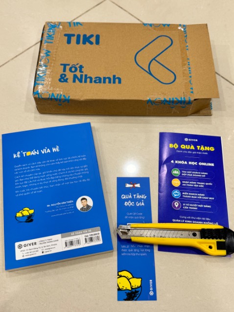 Giao hàng nhanh, đóng gói cẩn thận. Sách được bọc nilong mới cứng. Trong sách có thanh dấu trang & bộ quà tặng nữa, quá ngon lành
Nội dung thì mình chưa đọc nhưng bước đầu nhận sách được cảm giác thấy ưng bụng, mong là nội dung phù hợp với mình nữa là hết nước chấm🥰