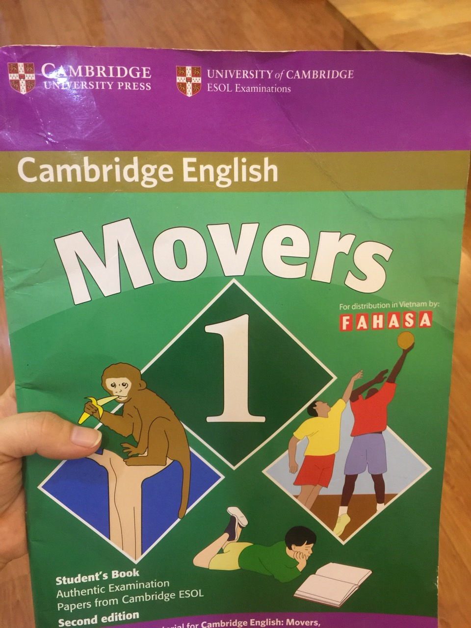 Đây là hình ảnh mình vừa mở kiện hàng ra và chụp lại, quá bất ngờ vì mình mua sách trên Tiki đã nhiều nhưng lần đầu tiên mình nhận phải 1 cuốn sách cũ và nhầu nát như thế này. Đề nghị tiki đổi sách mới cho mình.