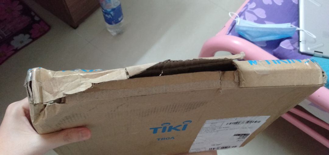 lần thứ hai mua hàng ở tiki thất vọng kinh khủng, tiki giao trễ so với ngày dự kiến một ngày đã không nói. lúc mình nhận đc hàng, cái hộp nát bét, bong ra luôn. sách bên trong cũng bị gãy, bìa sách thì cũ kỹ, trầy xước từa lưa, dịch vụ đổi trả thì k phải lúc nào cũng làm việc và khá lâu.