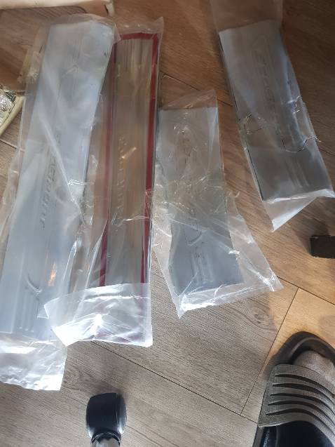 Mình mua bộ full như trong hình là 8 miếng mà lúc nhận hàng thì chỉ nhận được có 4 miếng là của bộ bên trong thôi vậy