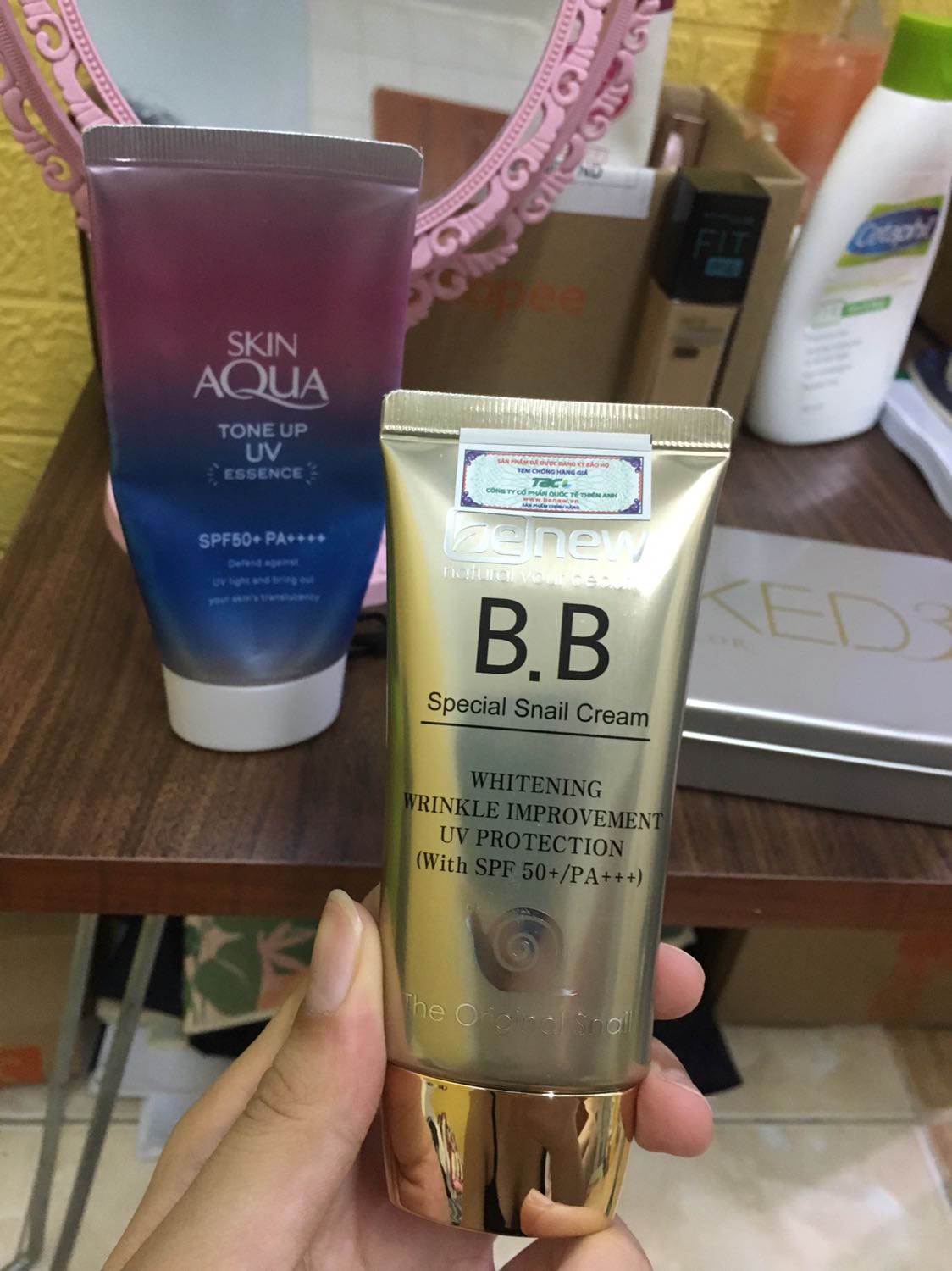 Dùng tốt, trang điểm nhẹ. Date xa tít tắp. M nghĩ những bạn nào cần che khuyết điểm điểm nhiều thì nên mua kem nền nhé chứ đừng mua kem BB rồi than ko che phủ dc khuyết điểm nè !!!! Vì kem BB bao gồm dưỡng da chống nắng nữa nên tất nhiên không che phủ perfect như kem nền ròi
Nhưng mà b nào thích make up tự nhiên thì nên dùng BB nhé vì BB rất tiện ko phải bôi nhiều lớp. 
Tiki giao hàng rất nhanh mình đặt tối qua sáng nay có liền... Nhanh như 1 cơn gió ý
Gói hàng cẩn thận. SP về tay mình nguyên vẹn không méo mó. Mình mua 2 tuyp này nhờ mã giảm giá nên dc thêm tai nghe Sony ý love love ♥️♥️??
Sẽ ủng hộ tiki nữa nè.....