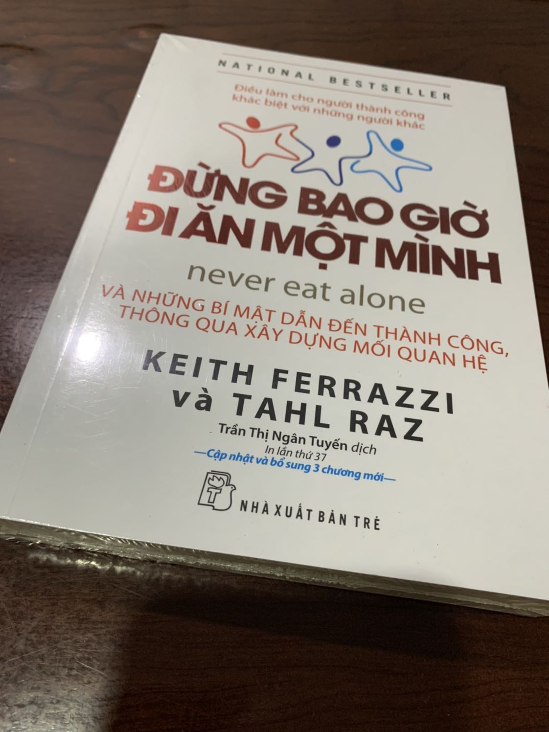 Sách còn nguyên seal nilon, đóng gói cẩn thận, mình chọn giao trong ngày luôn thì tầm 5 tiếng là có sách rồi ??sách mình chưa đọc nên sẽ review sau, nhưng đọc đánh giá của mọi người thấy rằng ai đang làm về kinh doanh hoặc làm sales thì rất nên đọc qua nha ??