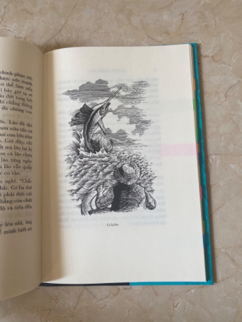 Ấn bản này được Đông A dịch mới, kèm minh hoạ đẹp mắt. Cuốn này được làm bìa cứng áo ôm. Bìa trong nhìn sang, xịn đẹp giống "Cuốn theo chiều gió" bìa cứng mà Đông A đã làm. Bản dịch này mình ưng ý. Nội dung sâu sắc, càng đọc càng thấy tâm đắc.