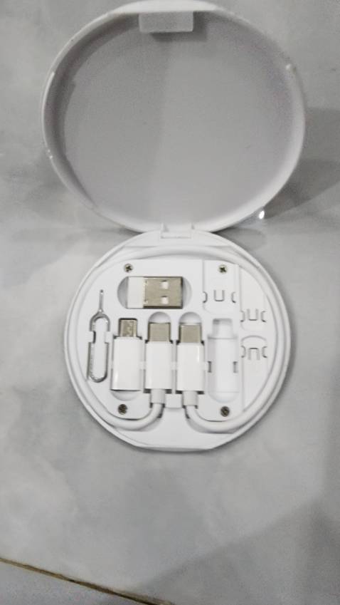 Mua xong có việc nên cứ thế mà dùng cũng k để ý. Tầm 10 ngày sau tính mua thêm 2 bộ nữa mới phát hiện bộ đã mua là wiwu thay vì remax, bên trong sp là trơn cũng k có chữ remax như hình minh họa sp.