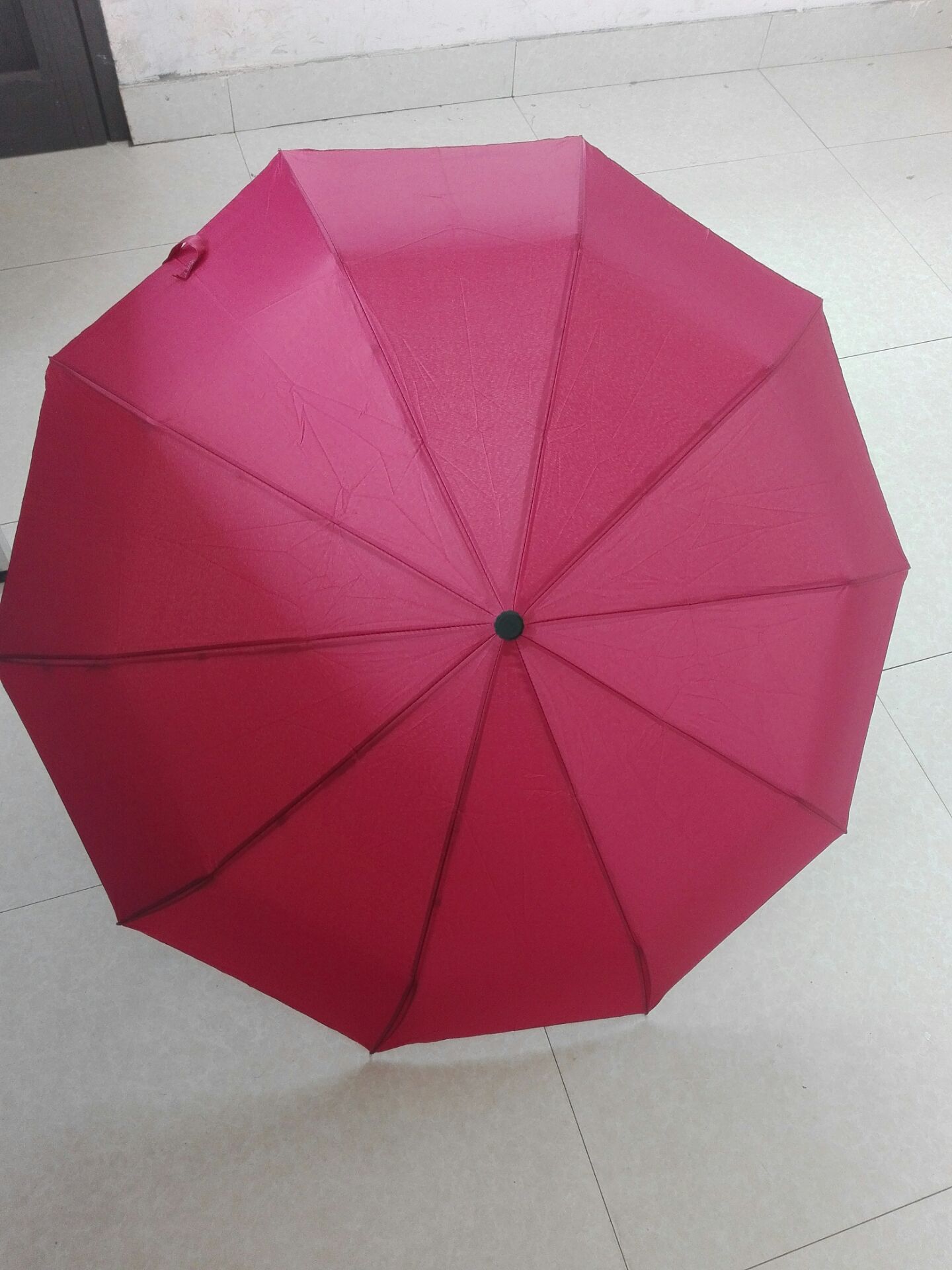 dù mới,kiểm tra sơ ko có vấn đề,ko bị thủng(rách),ko bung chỉ...cán ô ko xước,móp...mở bình thường ,nhưng gập vào khó(tự động đóng cánh ô thôi) mình tự kéo xuống để về trạng thái gọn... khi kéo dùng lực khá .... nói chung là ok...