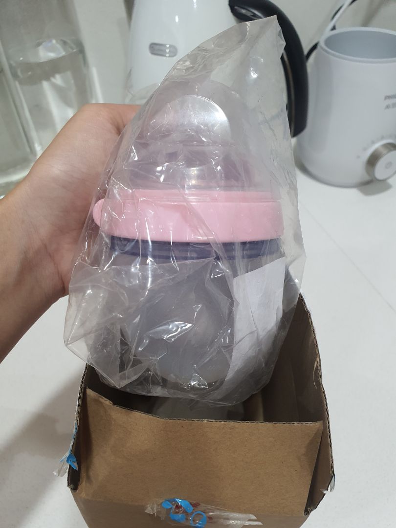 Bình không có hộp. nắp bình cũ, trầy xước nhiều. có vẻ là bình cũ nên mình không dám dùng. yêu cầu Tiki hoàn tiền..