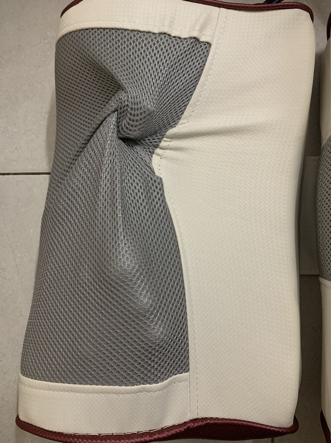 Gối dùng 3 ngày thì hỏng, phản hồi riêng với shop thì ko thèm quan tâm. Cả sản phẩm và dịch vụ đều tệ.