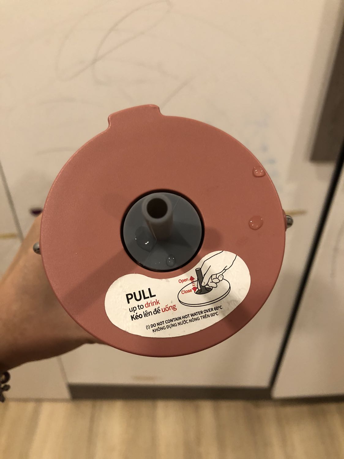 Bình màu sơn lì sang chảnh, cầm chắc tay. Ống hút trong là nhựa cứng, ống hút ngoài là silicon mềm nên trẻ con uống không sợ bị đau miệng như các loại ống hút inox. Có kèm cọ để rửa ống hút. Nắp bình đóng chặt, không bị chảy nước ra ngoài khi nghiêng hay đổ bình, khi dốc ngược bình xuống có chảy chút xíu nước ra ngoài rồi ngưng chảy vì đó là nước còn lại trong ống hút. Quai xách tiện dụng. Tóm lại sản phẩm rất đáng mua. 5 sao