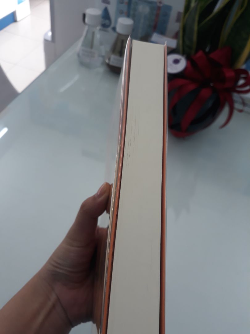 Lại là văn phong đặc trưng của tác giả Ông trăm tuổi. Nhân vật chính luôn có 1 cái chất riêng không giống bất kỳ ai từng tồn tại. cách kể chuyện hài hước, buồn cười và hơi cục xúc. Người dịch biết cách dùng từ ngữ độc đáo, sáng tạo, dân dã của người Việt. Mình chỉ mới đọc nửa cuốn mà cảm thấy hấp dẫn không thể nào dừng lại được. Bạn sẽ không hối hận khi mua quyển này nếu đã yêu thích Ông trăm tuổi.