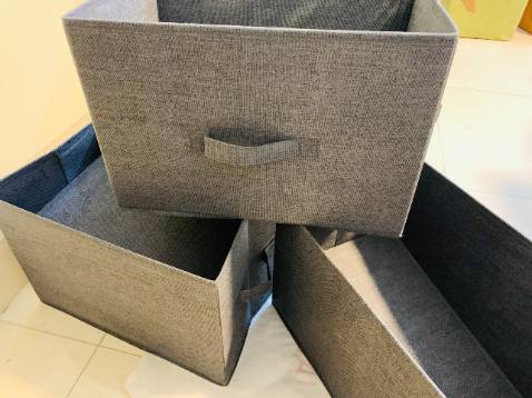 Hàng chắc chắn, chưa sử dụng lần nào nhưng Ngân nghĩ nó bền, Ng cugx ko biết vải oxford là gì nhưng nay mới đc nhìn đó ạ, hang khá tốt với mức giá này. Mua 3 chiếc rẻ hơn đc nhiều phết, trước mua ở Amazon shop 1 hộp túi có nắp mắc hơn xíu, mà nắp ko dung tới chi hết. Nay mình mua combo 3 không nắp rẻ hơn Ngân ưng quá trời. đẹp, nhỏ gọn, tiện lợi,
Bộ 3 hộp thì nặng khoảng 3kg thì đó, cầm chắc tay, nên nghĩ hang ổn, ko lởm khởm èo èo như trước mua ở sàn khác. Thương hiệu này Ng cũng từng mua thảm rồi á. Cho amazon shop 5 sao, tiếp tục sp như thế này nữa nhé, mình thấy màu trơn trông sang hơn hẳn. Để được cả gần chục bộ thẻ bài học sinh cho bé nhà mihf