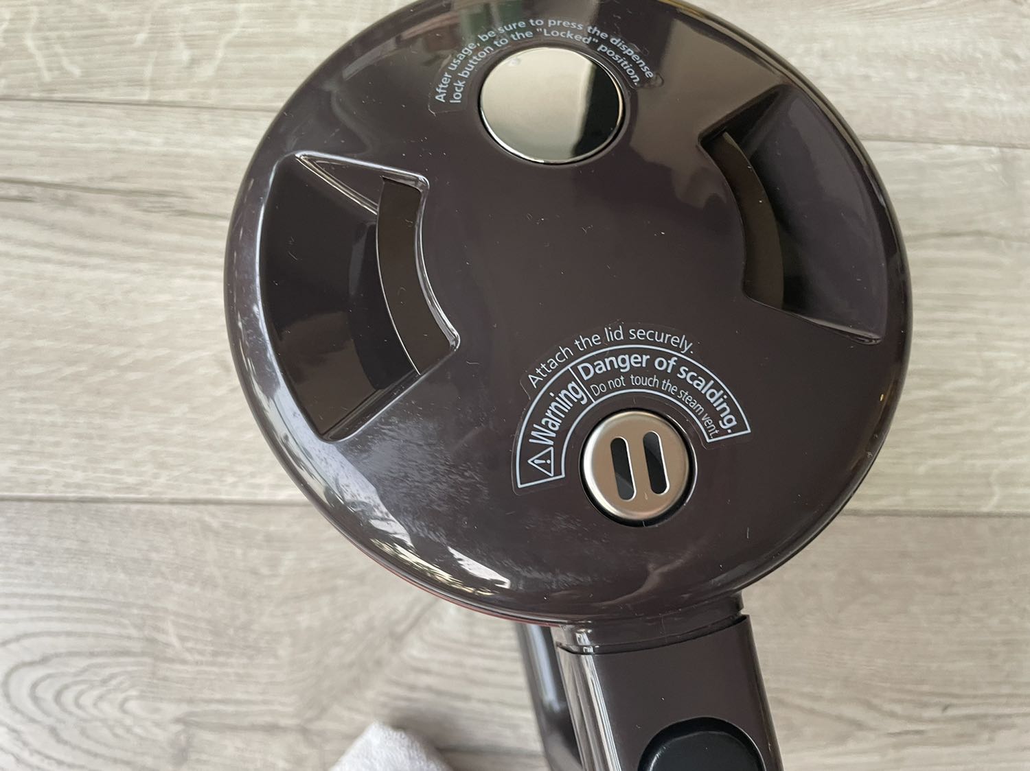 Hàng đặt hơn 2h đã giao, rất nhanh. Nhưng sản phẩm trầy sướt quá nhiều, không như hàng nguyên kiện. Đề nghị Tiki và nhà bán là công ty TNhh Vũ Hà xem lại sản phẩm và bán đúng sản phẩm mới mà khách mua.