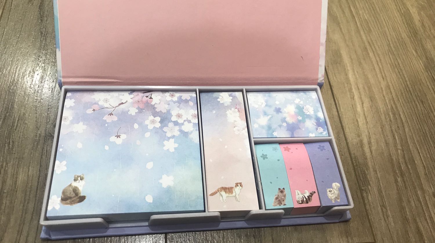 Đò rất đẹp mik cực ưng lun tuy có hơi méo ở góc hộp một chút Đò rất đẹp mik cực ưng lun tuy có hơi méo ở góc hộp một chút