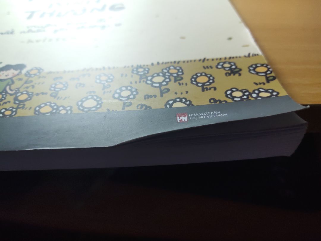 Thật sự mình thích quyển sách này lâu rồi, nhân dịp này giảm giá nên mình thấy là mua ngay, mình xem qua thì nội dung quyển sách không có gì để chê, hình vẽ và câu chữ dễ thương, nhẹ nhàng, chất giấy tốt, dày dặn. Tuy nhiên điều làm mình thất vọng là cách đóng gói, hộp to hơn sách mà không có thêm bất cứ thứ gì để chống va chạm khi di chuyển nên sách bị cong góc và dập dập nhiều chỗ, bìa sau sách thì có vết dơ và vết hằn chi chít, mình chụp nhiều ảnh hơn nhưng chỉ cho gửi tối đa 5 hình nên mình gửi đại diện thôi chứ không phải chỉ bị bao nhiêu đó. Tuy là chủ yếu chỉ có vấn đề ở phần bìa bên ngoài chứ không làm ảnh hưởng mấy đến nội dung bên trong nhưng mình khá là quý sách, đặc biệt đây là sách mới mua nữa, nên bị như vậy mình thấy khá là buồn và hụt hẫng, mong sẽ không gặp lại trải nghiệm như vậy vào lần sau nữa.