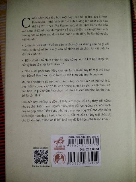 Sử dụng các nguyên lý kinh tế cơ bản, những dữ kiện thực tế nền kinh tế Mỹ và chính sách can thiệp ***, “ Chủ nghĩa tư bản và tự do “ là tập hợp những bài viết phân tích, luận giải đánh giá ưu khuyết điểm của tự do cạnh tranh cùng với sự can thiệp của Nhà nước vào nền kinh tế từ các chính sách điều tiết kinh tế vĩ mô cho đến các chính sách giáo dục, an sinh, phúc lợi xã hội.
Cũng theo Friedman những người theo chủ nghĩa tự do mới không mong sẽ duy trì các can thiệp quá sâu của nhà nước vào quyền tự do, tuy vậy hiển nhiên là họ muốn duy trì những can thiệp mà bản thân nó có thể thúc đẩy quyền tự do. “ Gìn giữ quyền tự do là tấm khiên bảo vệ tính chính danh cho việc giới hạn và phân tán quyền lực của ***, đồng thời cũng là nền tảng xây dựng sự tiến bộ của nền văn minh, dù là trong kiến trúc hay hội họa, trong khoa học tự nhiên hay xã hội, trong nông nghiệp hay công nghiệp, bởi thành tựu chưa bao giờ xuất hiện trong chế độ tập quyền”