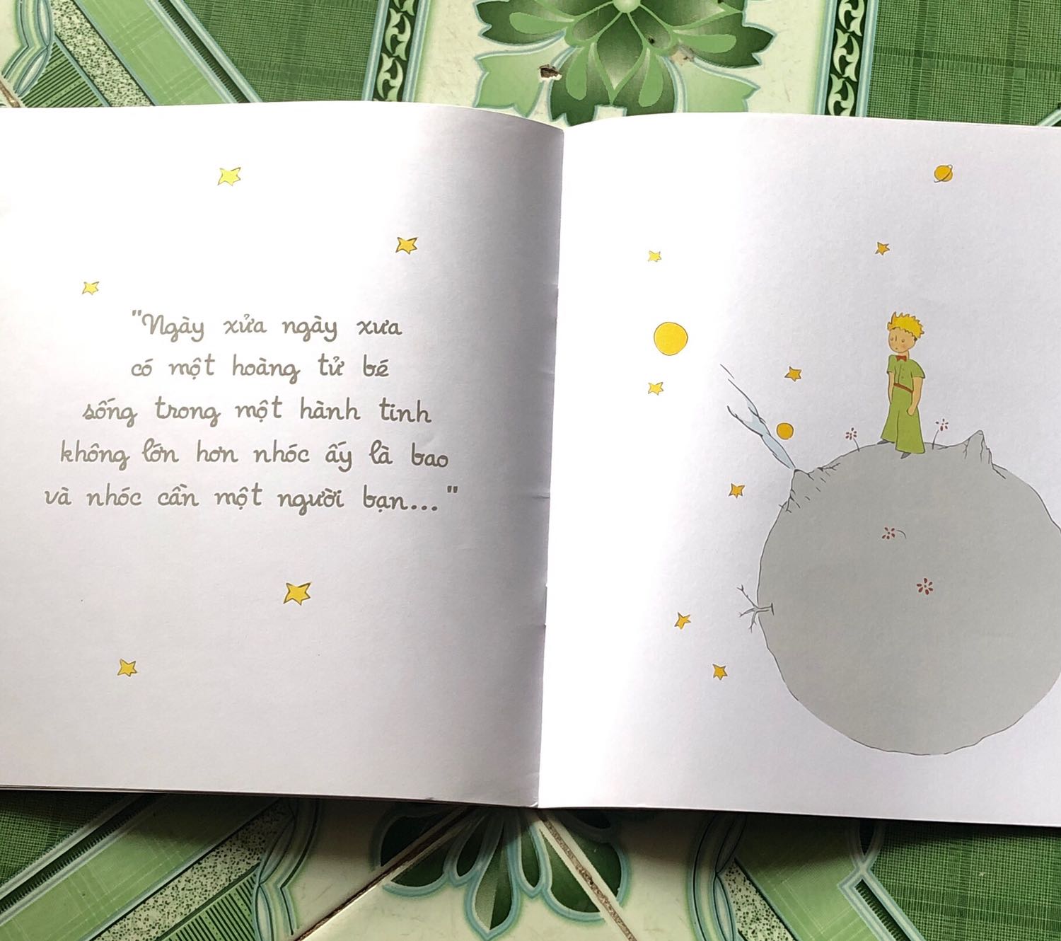 Cuốn sách dễ thương, hình vẽ hoạt hình nên các bạn nhỏ thichd, có điều giấy hoen mỏng nên dễ rách nhé!