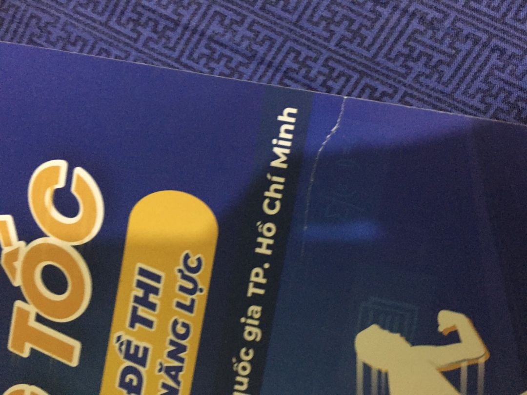 chời đất đây là lần đầu tiên mình nhận sách từ tiki mà lại bị xước 1 đường dài thế này, buồn lắm mọi ng 😞😞 còn lại về ndung với chất liệu giấy thì k nói gì rồi👌👌 với tốc độ giao hàng của tiki là nhất, giao trc hẳn 1 ngày. Nhưng vì đợt này sách bị xước nên mình cho 4 sao thui, tiki ráng khắc phục nhá 👍👍