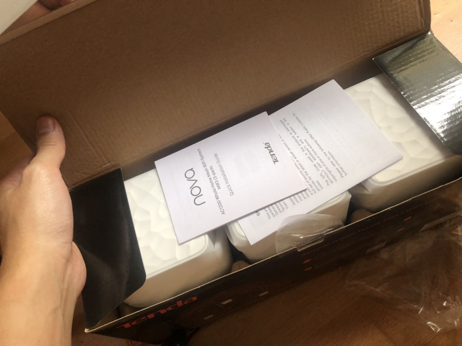 Phủ sóng ok nhưng mà khoảng cách giữa 2 cục phát cách nhau chỉ được tầm 5m thông không vật cản. Để qá hơn tí là nó báo hẳn luôn là phải để gần lại. Độ duy trì mạng ok. Tín hiệu bắt ok ( trong phạm vi 9m ). App tenda cực *** :)))) app cũng hay thể hiện là bắt mạng wf không được liền mạch cho lắm. Nhưng tổng thể thì ngon không phải bàn trong tầm giá. LƯU Ý AI MUA THÌ NHỚ CHỌN NHÀ CUNG CẤP LÀ TIKI TRADING NHÉ KHÔNG LẠI RA HÀNG FAKE THÌ BUỒN.