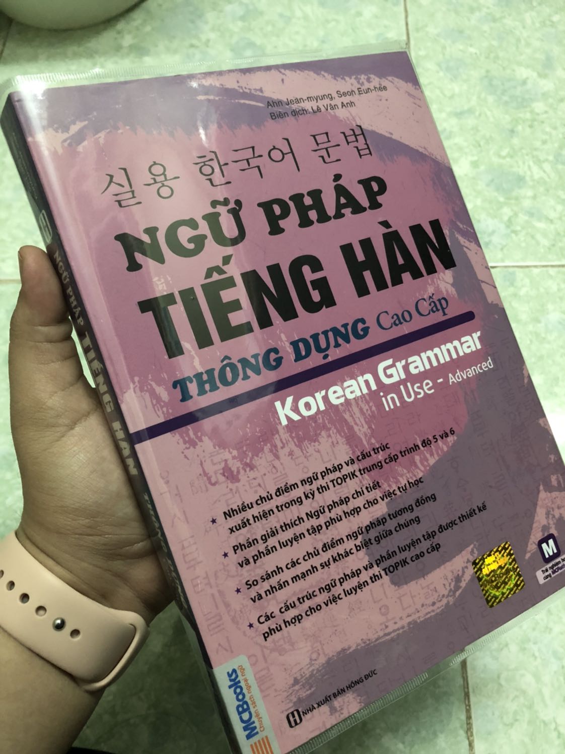 Trong các quyển em mua trước giờ thì đây là quyển bọc Bookcare tệ nhất.
Bọc không ôm sát sách, mở sách ra thì miếng bọc dường như muốn rời ra khỏi sách luôn
Bị thất vọng Bookcare, không như mong muốn!!!!
Còn về sách thì đẹp, không điểm trừ nào
Đóng gói cẩn thận, đẹp