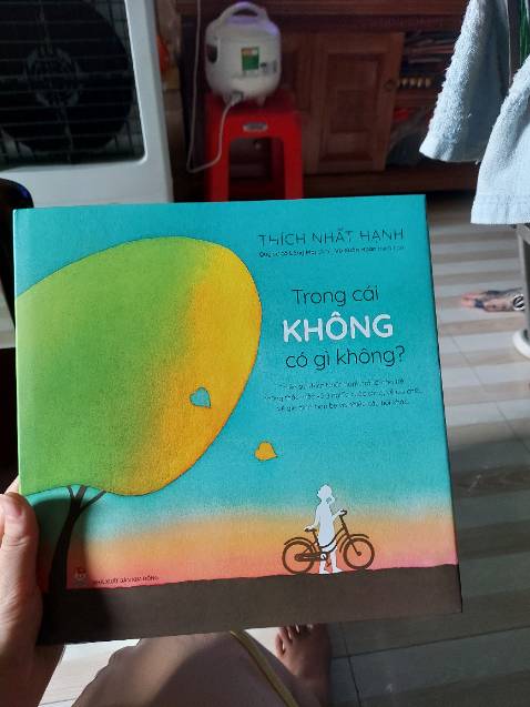 Sách cực kì hay luôn lời viết thắm đậm từng chữ, sách đọc thấu nhiều điều lắm hình ảnh đẹp mắt nhiều màu sắc, có thể ban đầu đọc sẽ khó hiểu vì là sách Thầy viết nên đọc lâu nhiều lần thì mới hiểu đc nhưng hay cực