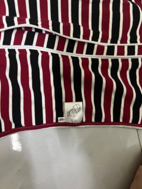 Hàng chính hãng nha mn. Mua ở shop rẻ hơn đc hơn 100k luôn. Shop trả lời tin nhắn cực nhanh mình rất thích, cảm thấy mình cần thì shop có mặt ấy. Shop đóng gói hàng cũng nhanh nữa. Cảm ơn shop nhiều nhé. Lần sau bé lớn hơn mình sẽ quay lại mua size L.