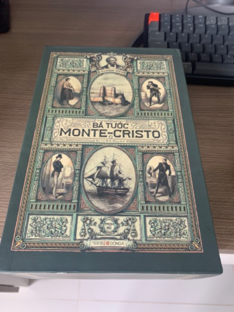 Nội dung: cuốn này nổi tiếng rồi mình không bàn tới nữa.
Hình thức: box bị cấn móp, sách phía trong cũng bị trầy xước, mình vẫn vote 5* vì nội dung, nhưng hy vọng lần sau shop cẩn thận hơn.
Thiết kế box: chưa tối ưu, khi muốn lấy sách ra khó có thể lấy từng cuốn, ví dụ với box khác: Những người *** khổ cũng để sách trong box nhưng thiết kế để người đọc lấy từ phía trên, dễ dàng lấy từng cuốn hơn.
Thời gian giao hàng: shipper giao đúng hẹn.
