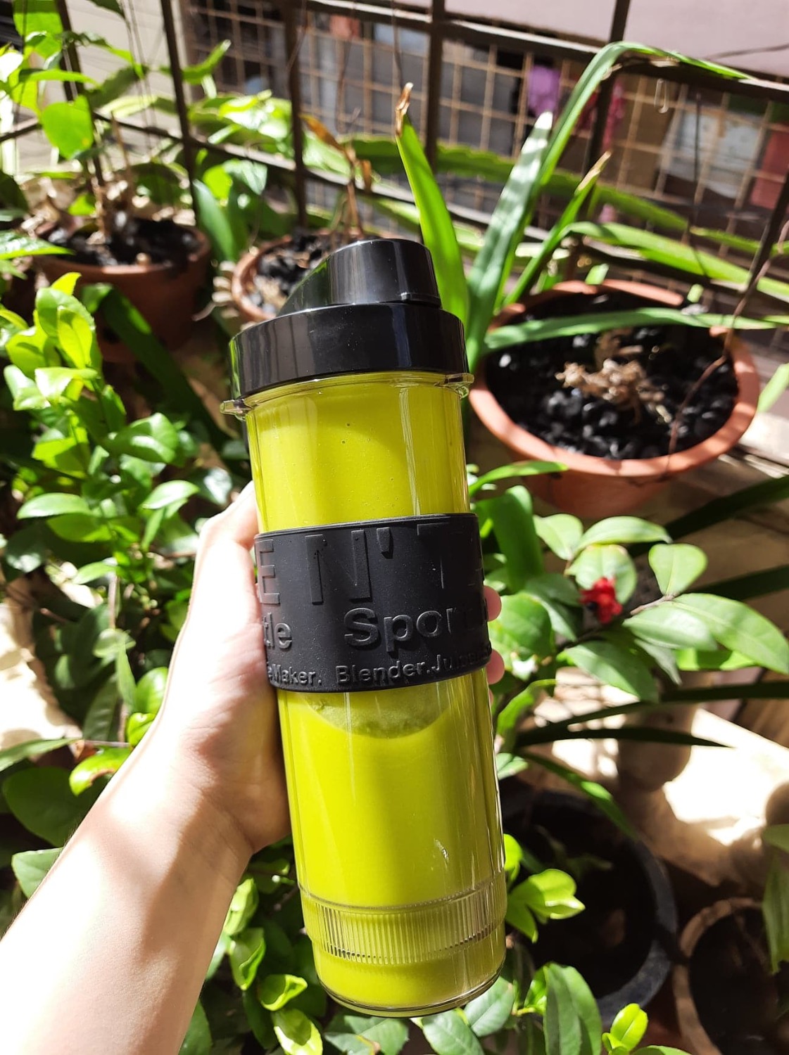 Giao hàng rất nhanh, mình đặt tối thứ 7 mà sáng thứ 2 đã nhận được rồi dù mình ở tỉnh. Máy xay siêu khoẻ, siêu mịn, siêu siêu nhanh, vừa mới đặt lên xay 1 tí 5,6 giây thôi mà đã nhuyễn rồi, lau chùi cũng rất nhanh và tiện. Mình mới chỉ thử 2 máy xay nhỏ vì mục đích mua của mình xay sinh tố là chính, mình thử xay hạt hạnh nhân cũng rất nhuyễn và bột. Với giá như này thì rất hợp lý, đáng đầu tư để ăn uống lành mạnh hơn. Từ khi có em cốc xay này mà mình chăm uống sinh tố hẳn, ngày nào cũng làm 1 cốc. Nói chung là đáng đồng tiền bát gạo, mọi người nên mua nha!!!