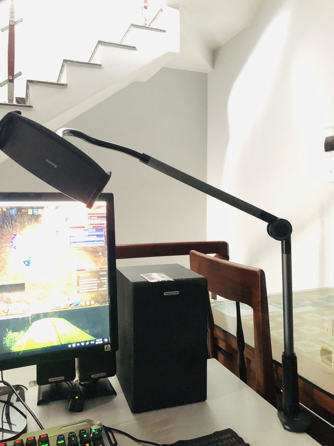 Khá ổn nhưng hơi bất tiện vì không có khớp xoay dưới phần thân