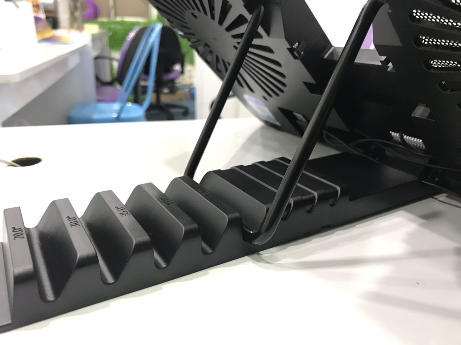 Tính năng tốt. Có hai miếng đỡ để máy tính không trượt.
Độ nghiêng tận 45 độ nhưng máy vẫn chắc chắn không sợ ngã đổ gì cả. Vật liệu cứng cáp. Khung lưới chắc chắn. Thanh đỡ cũng cứng cáp và to.
Máy 15inch để vừa.
Quạt rất êm.
Cooler Master cùng tầm giá cũng không bằng.