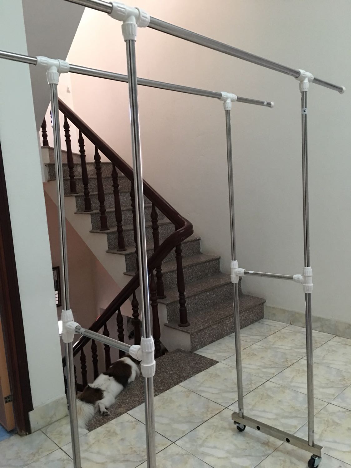 Giàn phơi sau khi lắp đặt rất ưng ý, cao và vững chắc, có bánh xe di chuyển thuận tiện, phơi được nhiều đồ. Để trong nhà hay ngoài sân đều tốt. Khi lắp ráp hơi cực 1 chút, phải mất đến 30’ mình mới lắp xong, chắc do phụ nữ tay yếu nên phải dùng sức nhiều,(vặn mấy cải ốc vít ở thanh số 6 hơi cực).
Mình rất thích sản phẩm này!