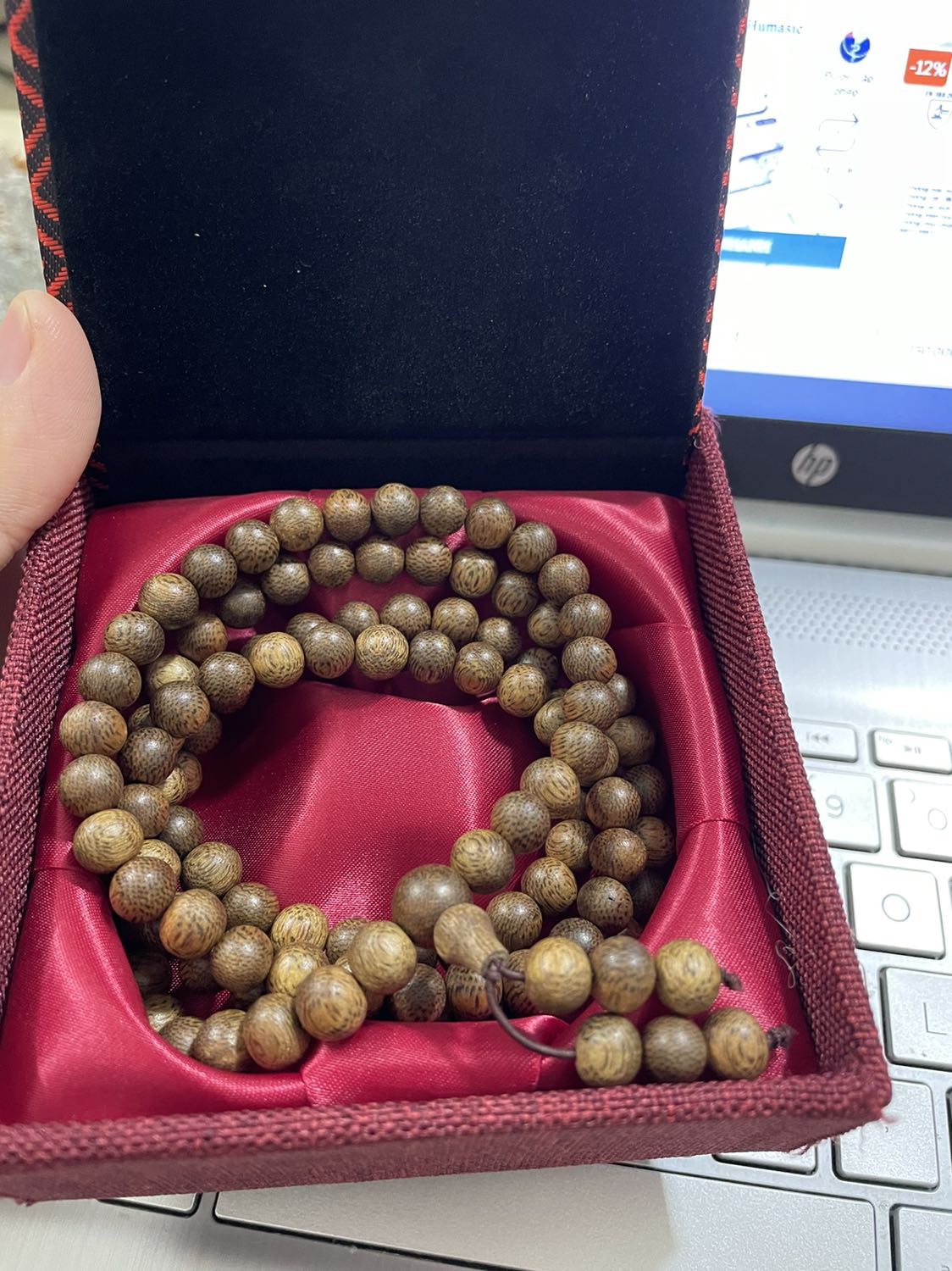 Hàng giống hình. Đeo thử 2 ngày vẫn có mùi thơm dễ chịu. Nên mua