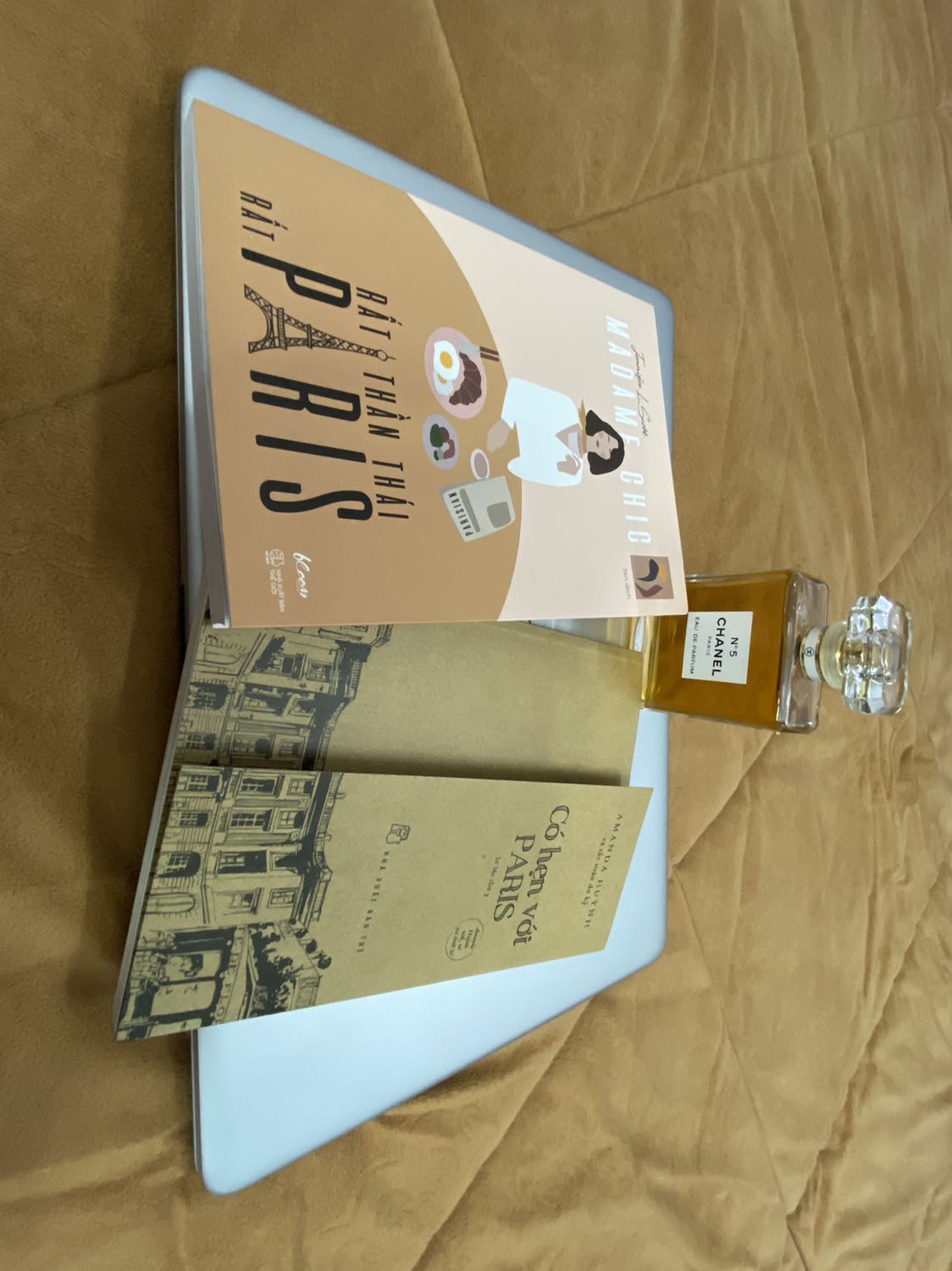 Sách mới, đẹp từ trong ra ngoài nhé. Bìa đẹp mà màu mực in cũng xinh xỉu í. Nội dung thì khỏi bàn lun. Nói chung là rất đáng tiền.