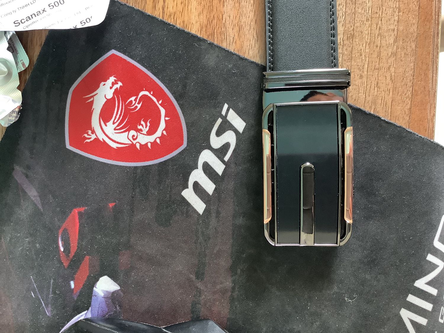 Ổn trong tầm giá. Giao hàng hơi chậm xíu. Nhưng k sao. Tôi k cần gấp. 
Mặt trẻ trung. Dễ phối đồ. Chất liệu dây thì bình thường. Tiền nào của đó. Nói chung hài lòng