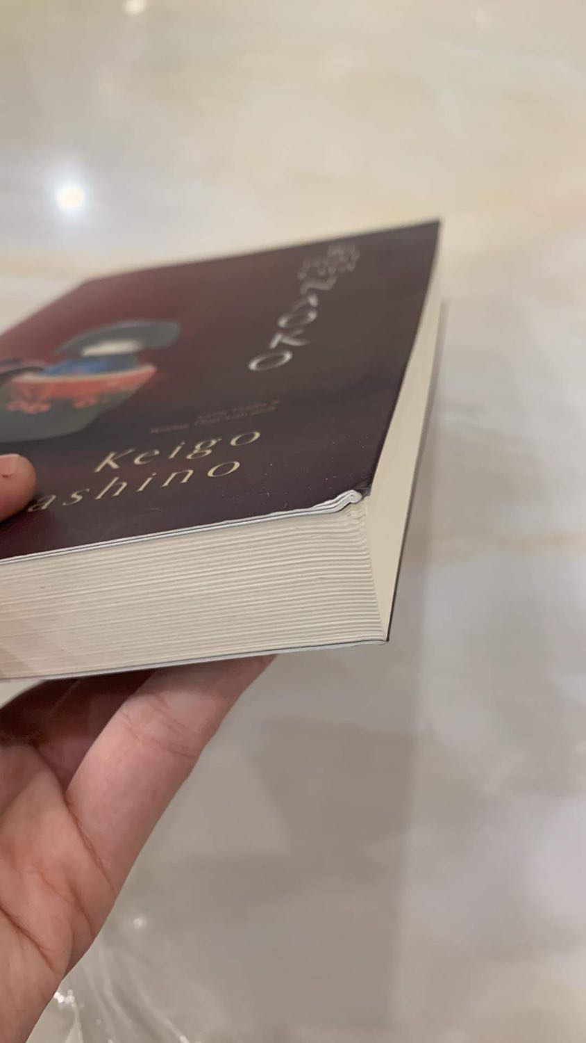 Giao hàng chậm, đóng gói ẩu, tiki chỉ thả nguyên sách vào hộp mà không có bọc gì . Giao hàng hơn 2 tuần nên lúc mình nhận hộp đã bị rách và móp méo, sách bên trong thì đều bị quăn gáy và mép bìa, một số quyển còn bị rách 1 chút giấy ở gáy, và sách còn bám rất nhiều bụi. Bên vận chuyển thì về kho hơn 3 ngày không chịu giao, đã vậy còn tự ý hoàn hàng với lí do kiện hàng cồng kềnh làm mình phải ra tận kho lấy hàng về. Có thể tiki sẽ nói là do mình ko dùng bookcare nma đóng gói sách như này là không thể chấp nhận được, ít nhất cũng f bọc1 lớp chống sốc bao bên ngoài sách. Sách cũng ko nguyên seal và không hề có bọc nilon. Có 2 quyển duy nhất có bọc nilon nhưng đều bị rách hết