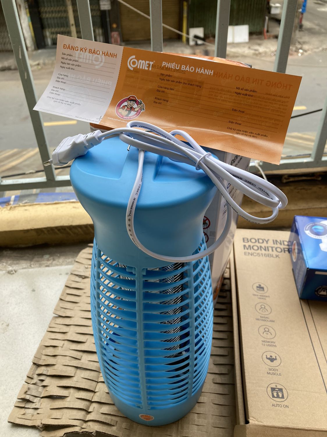 Mẫu mã đẹp. Tiện dụng, có vẻ an toàn với trẻ nhỏ, tuy nhiên thiết kế các lỗ nhựa bảo vệ cần nhỏ lại về diện tích trống để đảm bảo an toàn tối đa với trẻ nhỏ khi không đưa tay vào trong được.
Có dây buộc dư bên trong nên lo ngại lâu ngày lưới bên trong nóng hoặc muỗi vào sẽ truyền/ bắn điện làm cháy dây dư này gây nguy hiểm.