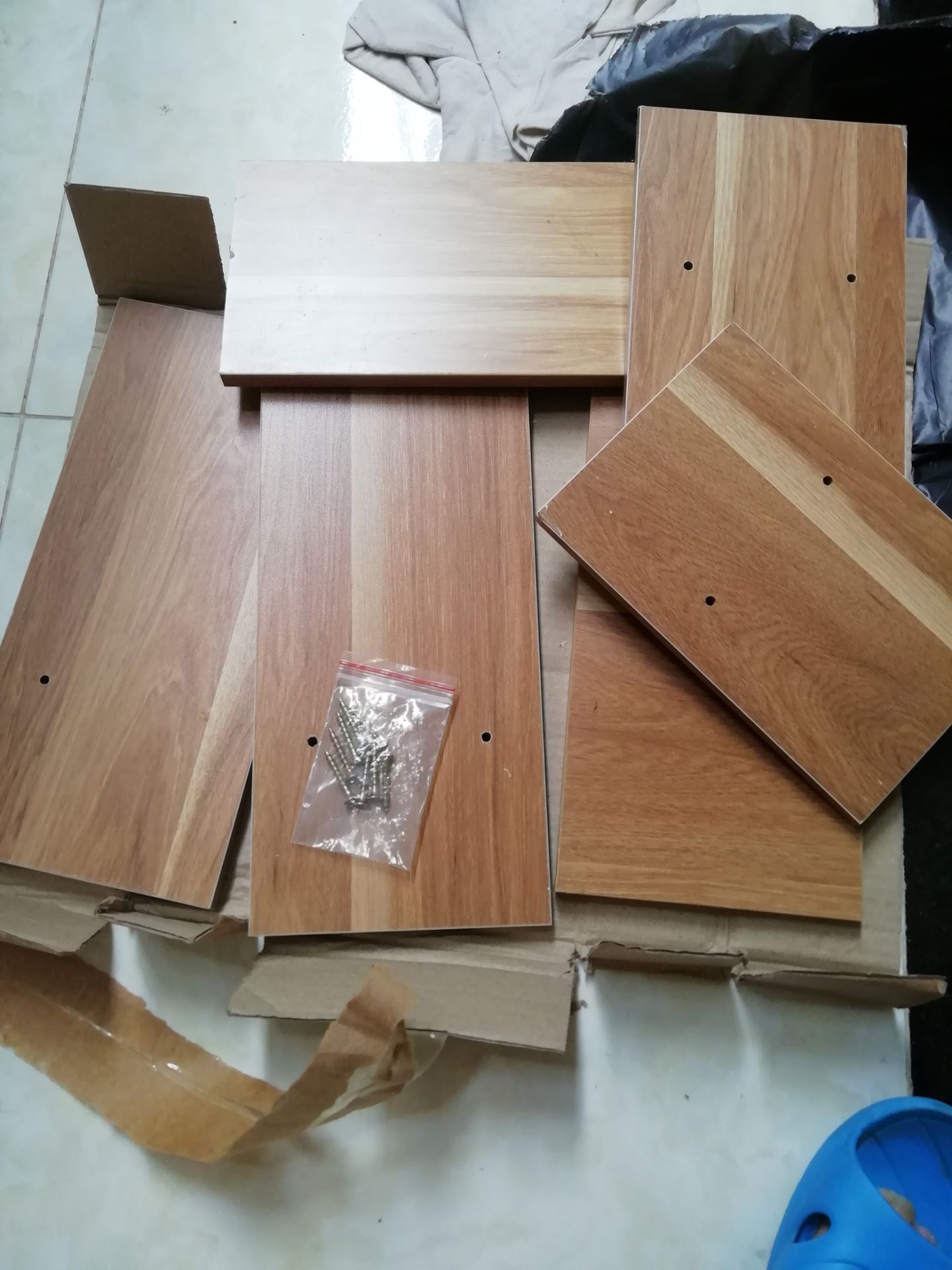 Đóng gói cẩn thận, giao hàng nhanh, đúng hẹn. Loay hoay một hồi xg. Gỗ miếng hơi bong gỗ dán, bốn miếng gỗ đơn giản như trẻ con xếp hình. Bình thường kg đẹp lắm